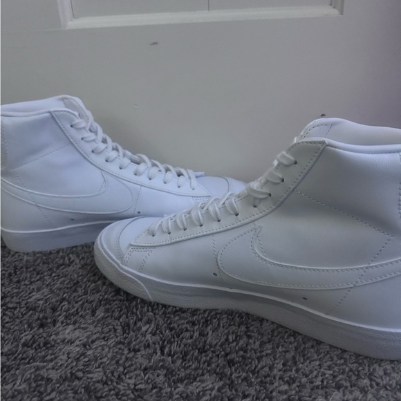 white nike blazers - Picture 3 of 5